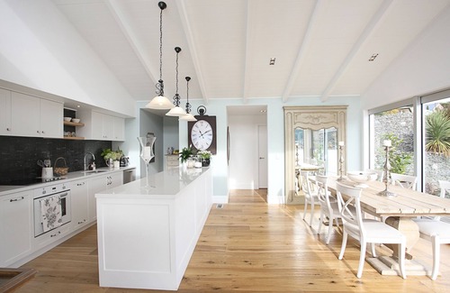 Kelvin Heights House | NEW: Lakeside + Mountain Views, Stylish Home, 3.5kms to Remarkables Ski field
