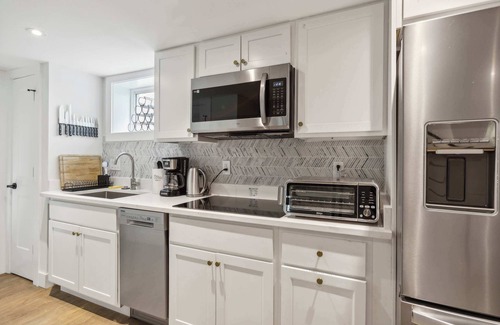 Northeast Apartment | New Large & Bright Arboretum/H-Street/Cap Hill 2BR