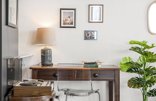 Collingwood Apartment | New - Light-Filled Artistic Retreat