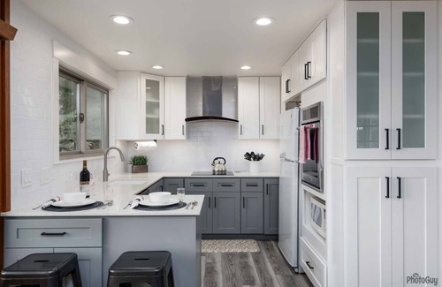 Florence House | *New Listing* Beautiful Riverfront Cottage, Newly Remodeled with Amazing Views, BBQ, Close to Town.