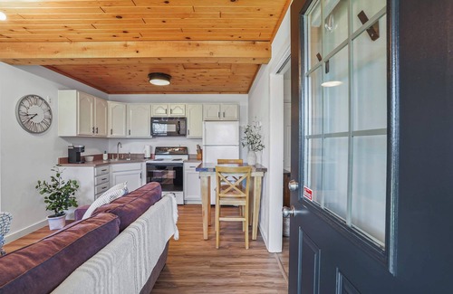 Logan Cabin | New Listing! Cozy Couples Cabin, Hot Tub, Fire Pit