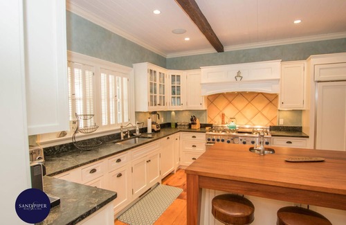 Edgartown House | NEW LISTING - LUXURY - DOWNTOWN EDGARTOWN - WALK TO HARBOR - CLOSE TO BEACH