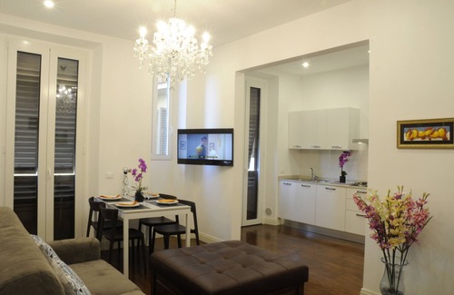Santa Maria Novella Apartment | NEW Listing, Montebello Courtyard Luxury Apt 2 bdm/2 bath w/balcony