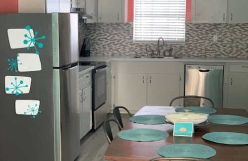 Surfside Beach Cottage | *NEW LISTING* Morning Dew retro theme beachhouse
