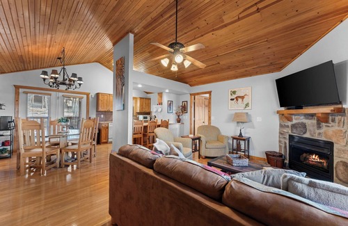 Reeds Spring Cabin | New Listing, Stand alone Cabin, Stonebridge
