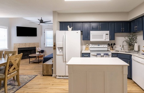 Clear Lake Shores Condo | NEW Listing| Bring Your Boat |Dock w/water & power| 5 min to Kemah Boardwalk |Near NASA |Pool |Games