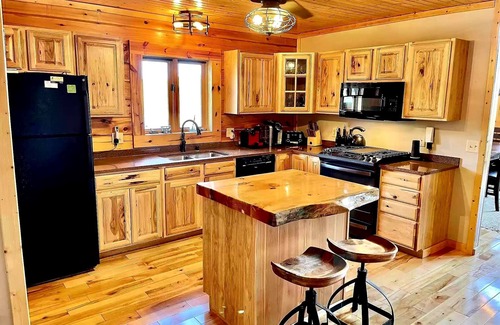 Baraboo Cabin | 🏞New Log Cabin*Perfect Location by Devil's Lake*Close to Dells*Ski*Fireplace*🏕