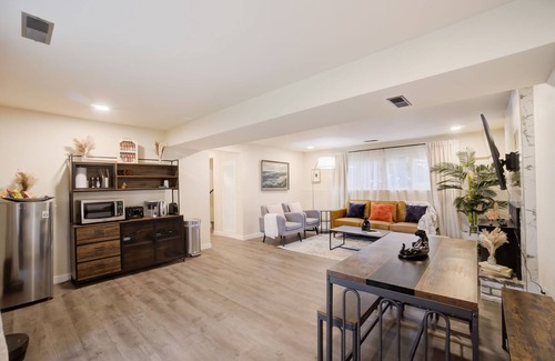 Northeast Bellevue House | NEW Luxe 2 Kings w firepit, yard, patio & pong Seattle East mins to DT Bellevue