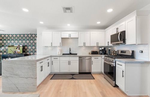 Village Grove House | New! Luxe 2Bdrm Speakeasy-Themed Home, Private Pool, HT, Games, 5 Min. Old Town!