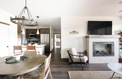Fraser House | New Luxe Condo - Hot Tub - Minutes to WP! - Fraser