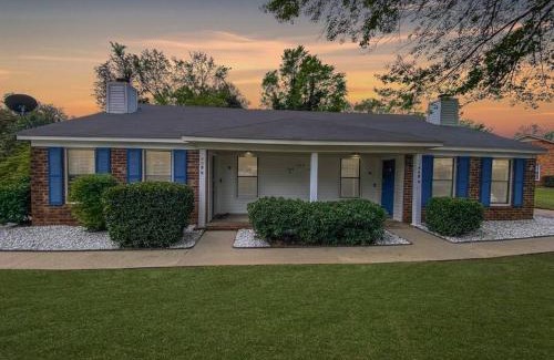 Evans House | NEW! Luxe Cottage with Big Backyard 10 Mi to Augusta