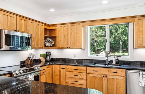 Quechee House | New! Luxurious Escape, Hot Tub | Quechee Meadows