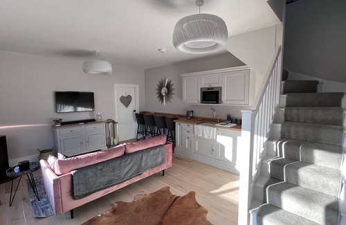 Twyford Apartment | NEW Luxury 2 bed Cottage in the Historic City Winchester with private parking