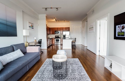 Uptown Condo | New Luxury Condo! XL suite across from Galleria