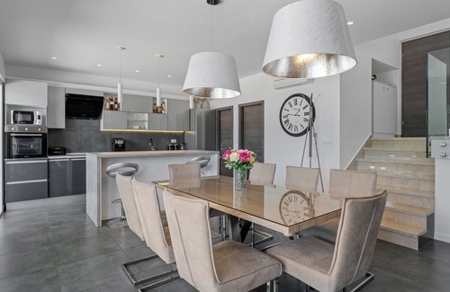 Srinjine Villa | NEW Luxury Family Villa Tanicius, heated pool,gym,4 en-suite bedrooms