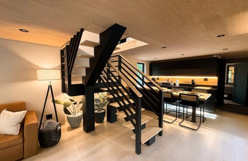 Davenport Cabin | NEW Luxury Getaway Chalet -Hot tub/Sauna and More!