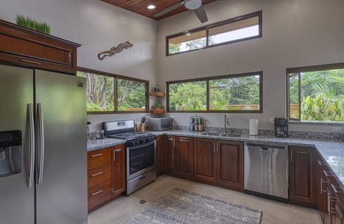 Dominical House | New Luxury Home, private pool! 300 steps to beach, 8 min. walk to bars & dining