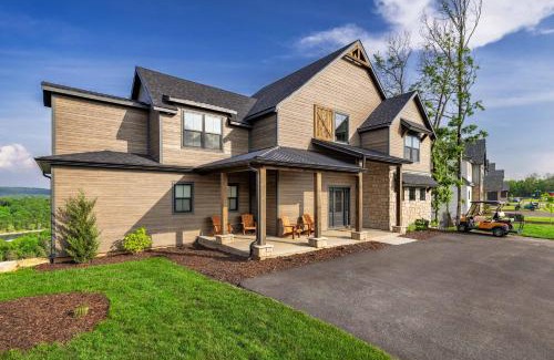 Kimberling City House | NEW! Luxury Lakefront Lodge 2 - RESORT Pool/Hot Tub - FREE amenities