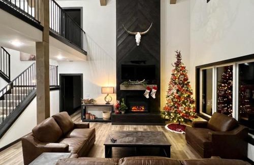 Kimberling City House | NEW! Luxury Lakefront Lodge 2 - RESORT Pool/Hot Tub - FREE amenities
