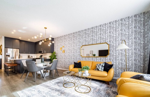 Southwest Edmonton House | NEW-Luxury Retreat-Hot Tub-King Bed-AC-EV Charger