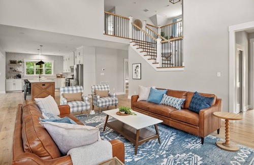 Bee Spring House | New Luxury Retreat - Nolin Lake & Mammoth Cave adventures await!