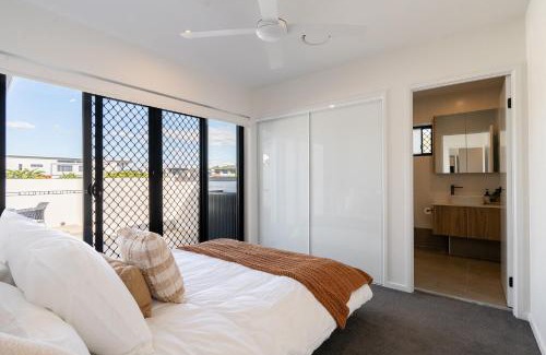 Mount Gravatt East Apartment | New Luxury Spacious private rooftop hilltop view 2BD