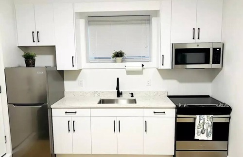 Surrey House | New & Modern 1 bedroom suite near beaches & border