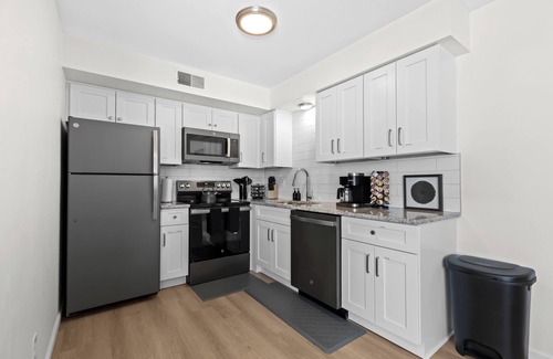 Royal Oak Apartment | New! Modern 1BR Corner Flat | Central in Royal Oak