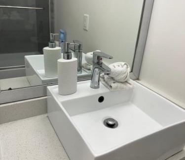 Surrey Apartment | New & Modern 2 bedroom suite