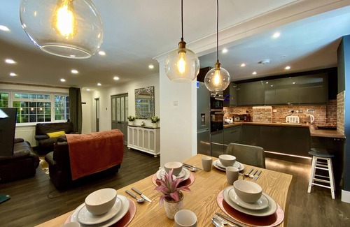 Playhatch House | NEW Modern 4-Bed House, Deluxe Living, 3 Bathrooms
