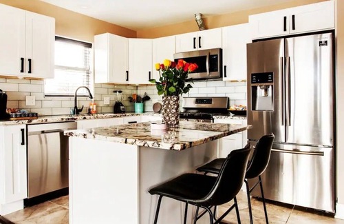 Burbank Apartment | New&Modern Apartment only 4 miles away from Midway Airport.