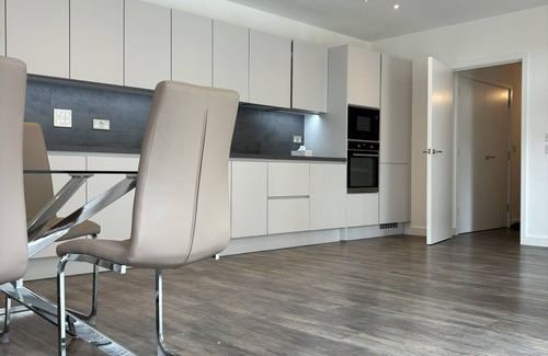 High Barnet Apartment | New Modern Apartment, Private Sceure Parking with EV Charger and Balcony