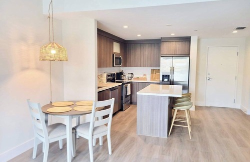 Parkside Apartment | NEW Modern Condo, FREE Parking & High Speed Wifi