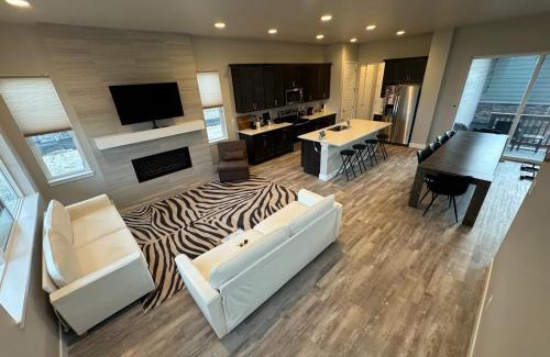 Aurora House | New Modern Contemporary House by The Airport and Gaylord Resort