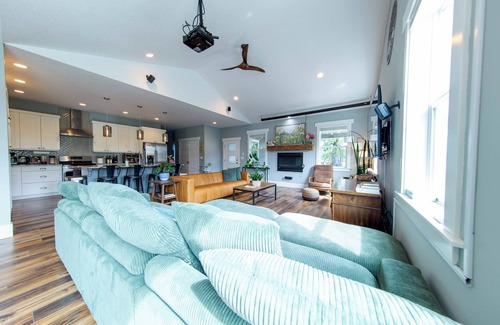 South Gateway House | NEW! Modern Farmhouse - Sauna, Projector, 10ppl, EV Charger!
