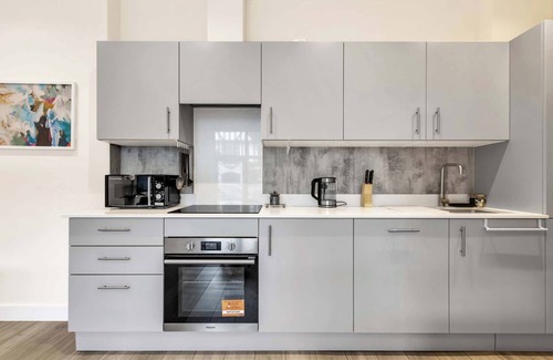 Sutton Apartment | New Modern London 2 Bed | Long Stays! with Parking