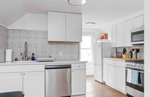 Winooski Apartment | NEW Modern-Mini: parking. downtown Winooskinnn