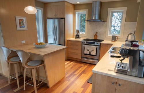 Nelson Ski Chalet | NEW Modern Mountain Haven | Luxe View, Sauna, Hot Tub & Fireplace