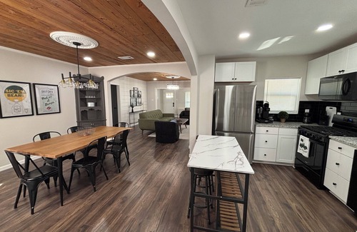 Waco House | NEW -Modern Style Meets Cozy Charm at The Hines House-Walk to Baylor - sleeps 10