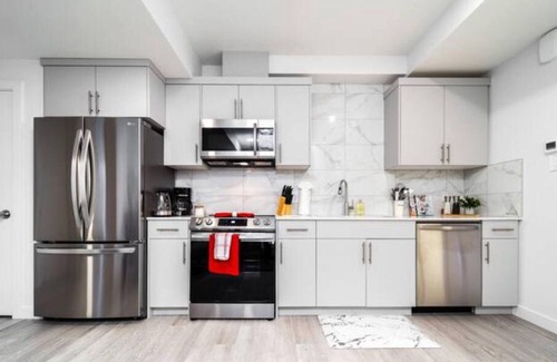 Leduc County House | NEW - Modern Suite - King Bed/Netflix/Sleeps 4/Clean!