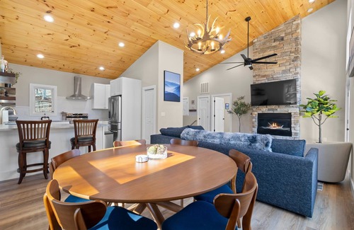 Frank House | NEW Mountain Modern Hideaway! - Walk to Disc Golf
