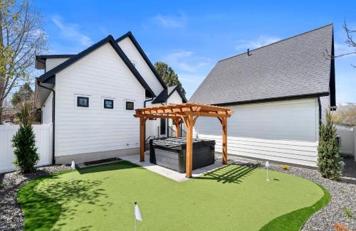 Heber House | New Mountain Retreat with Hot Tub & Putting Green
