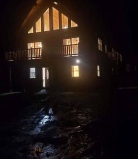 Alexandria House | New mountainside log cabin