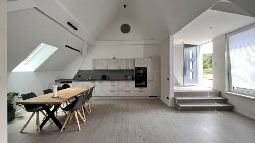 Wunsdorf Apartment | New Nomads Ferienwohnung am See
