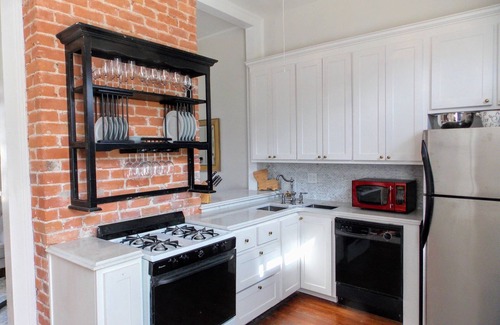 Lower Garden District Condo | New Orleans charm, gated parking!