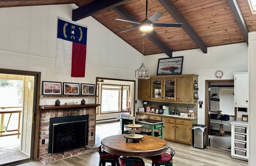 Newland Cabin | NEW Papa's Place on 1st hole Linville Land Harbor Pet Friendly