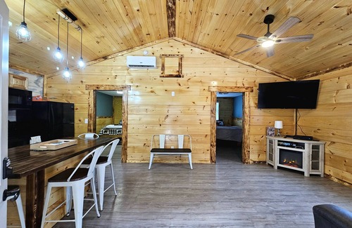 Matewan Cabin | NEW PARADISE RETREAT - Hatfield Mccoy Trails - Rent 1-3 Cabins, Sleep up to 18