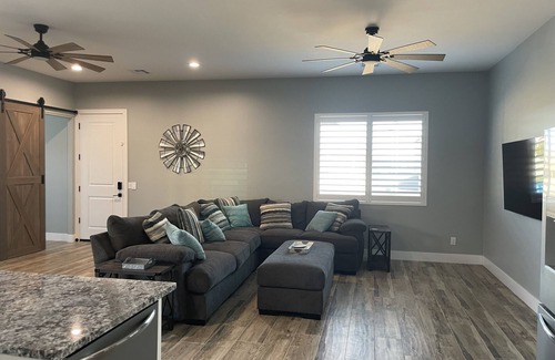 Anthem House | New Phoenix Guesthouse with a Pickleball Court