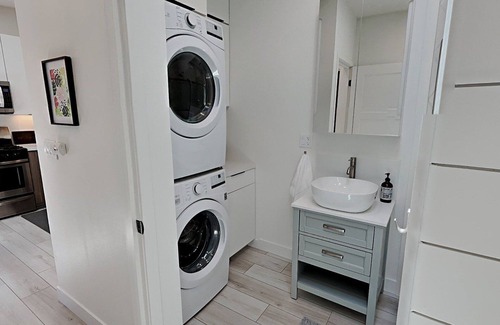 Clairemont Mesa West House | New Private Guest House with Queen bed, Laundry, Tub, Full Kitchen