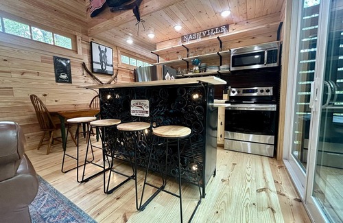 Kedron Cabin | NEW PRIVATE Quiet Cabin in The Woods ~3 KING BEDS, FiRE PIT, 1 ACRE ~HIKING